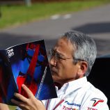 Tsutomu Tomita lee una revista - 5028_cv