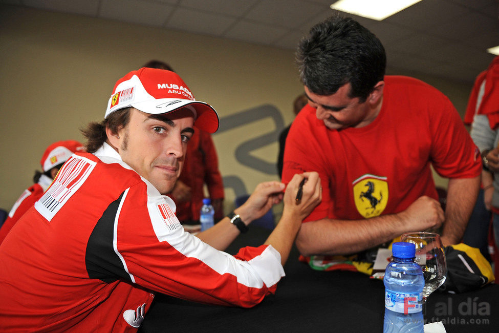 5279_alonso-firma-autografos-a-los-aficionados.jpg