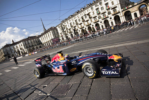 Mark Webber con el RB5 de exhibición en Turín