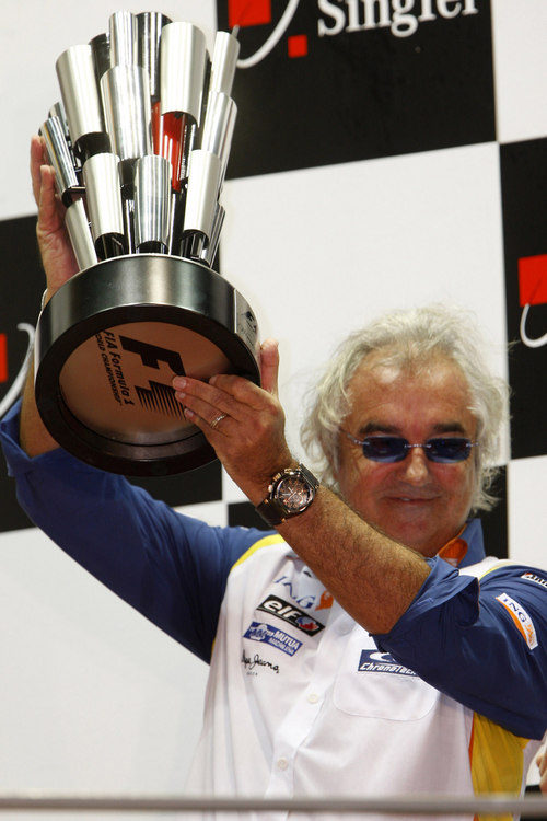 Briatore con el premio al equipo vencedor