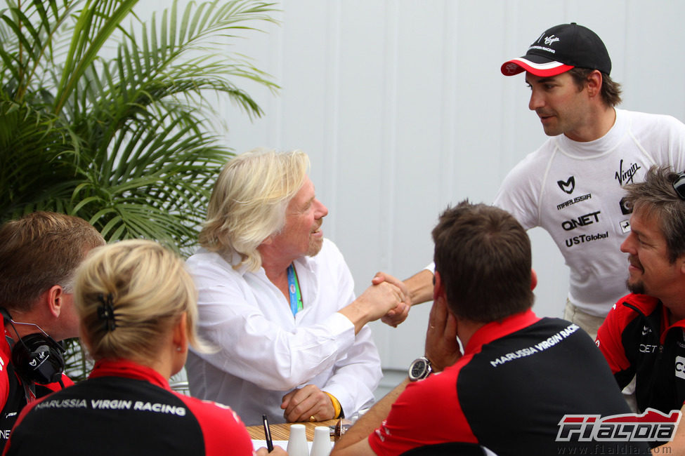 Timo Glock saluda a Richard Branson en Canadá 2011