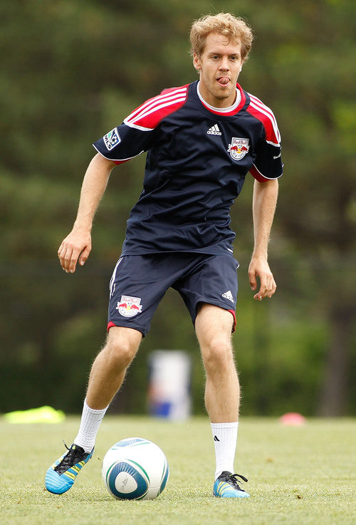 Sebastian Vettel con el balón en el campo de fútbol