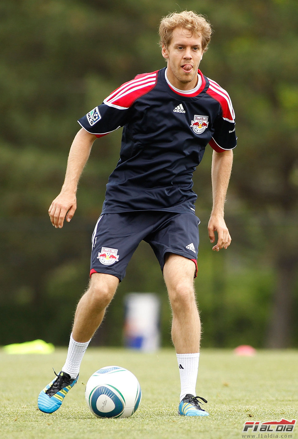 Sebastian Vettel con el balón en el campo de fútbol