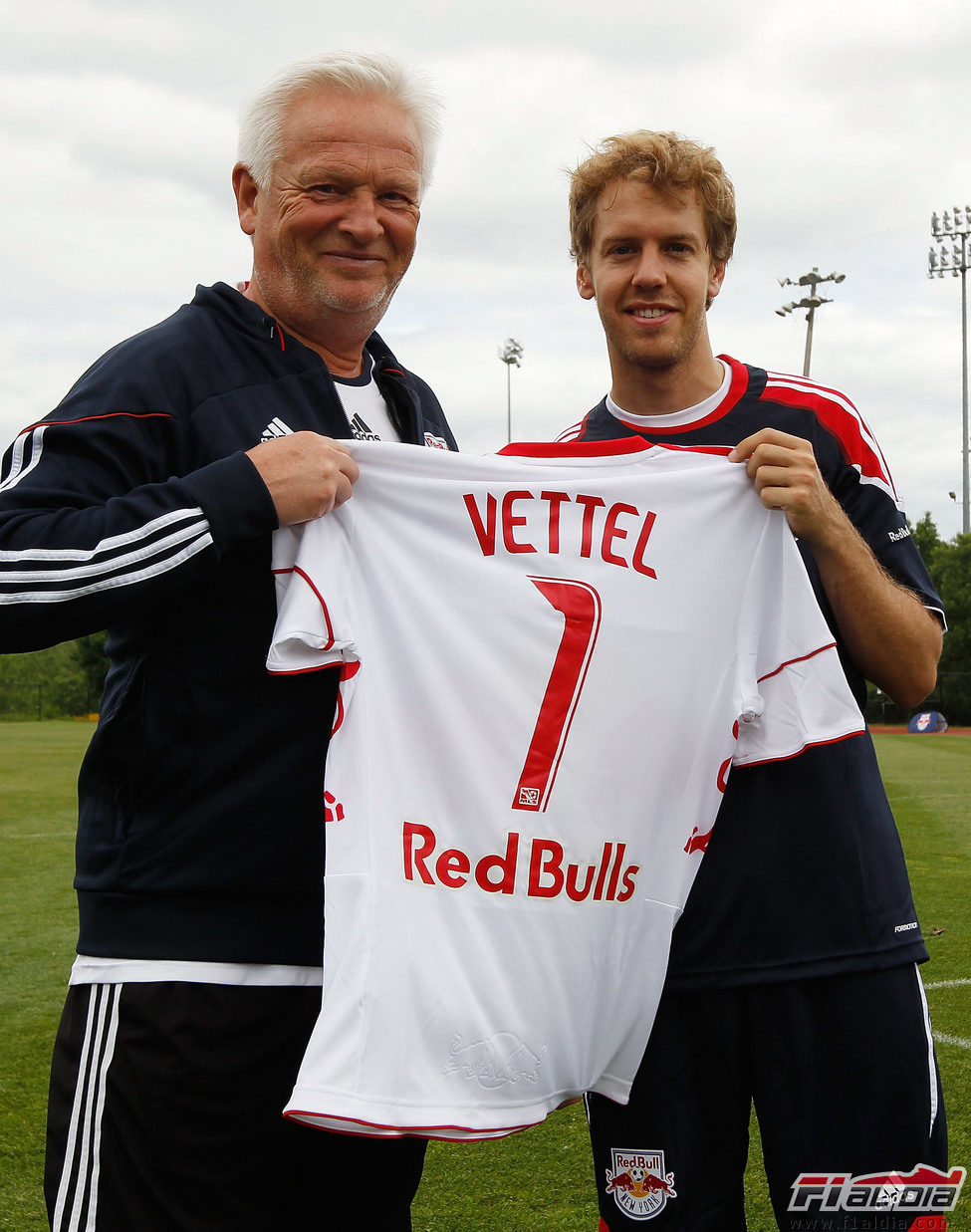 Hans Backe le entrega una camiseta con su nombre a Vettel