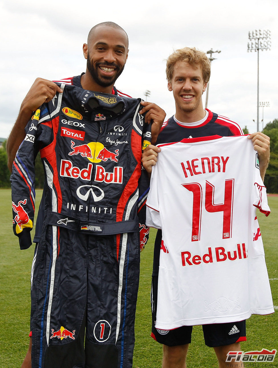 Henry con el mono de RBR y Vettel con la camiseta de los New York Red Bulls