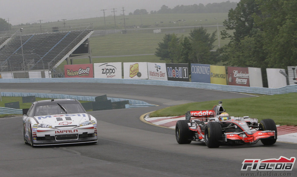 Stewart y Hamilton rodaron primero con sus propios coches