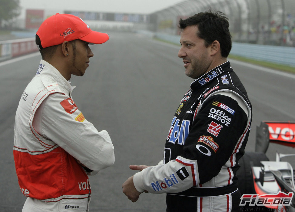 Hamilton y Stewart hablando antes del intercambio