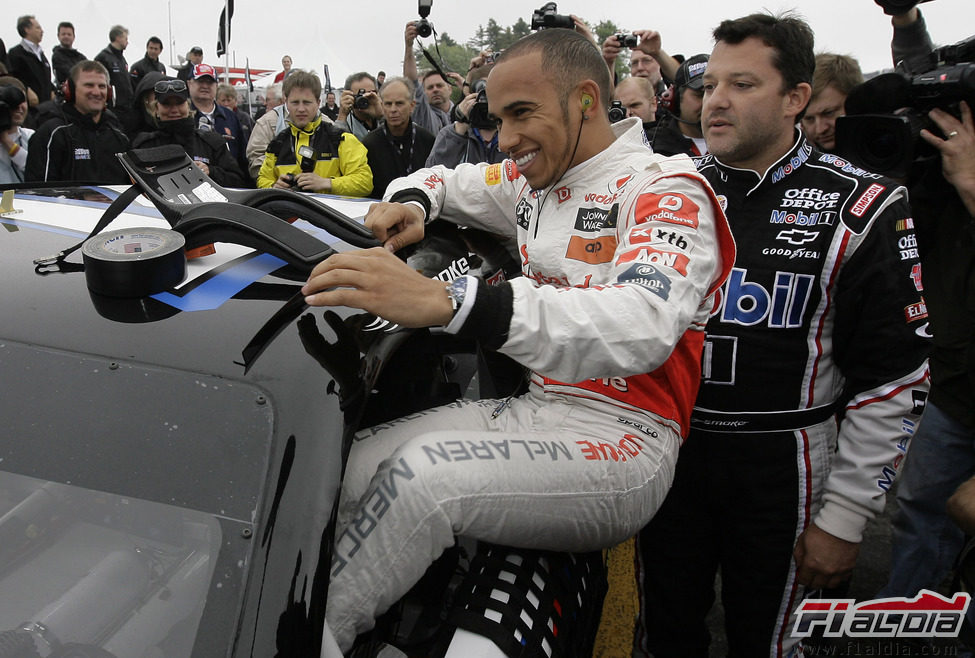 Lewis Hamilton se sube al coche de la NASCAR