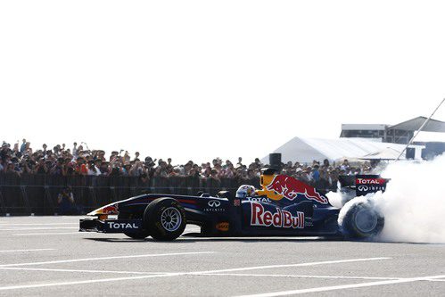 Buemi quema rueda con el RB5 en Japón