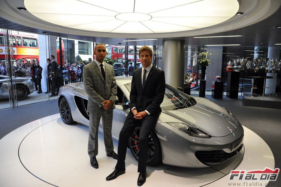 Lewis Hamilton, Jenson Button y el MP4-12C plateado