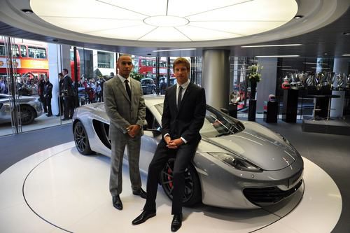 Lewis Hamilton, Jenson Button y el MP4-12C plateado