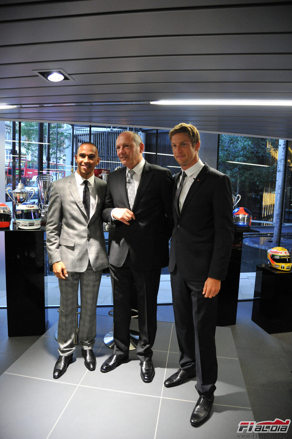 Lewis Hamilton, Ron Dennis y Jenson Button en Londres