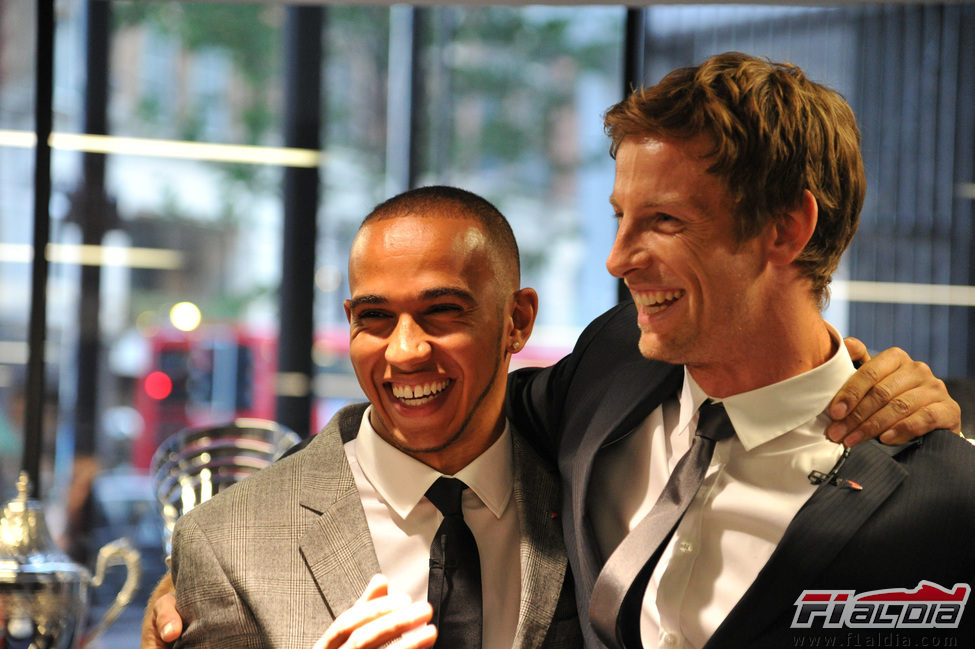 Lewis y Jenson se divierten en la gala de McLaren