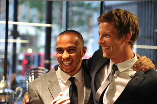 Lewis y Jenson se divierten en la gala de McLaren