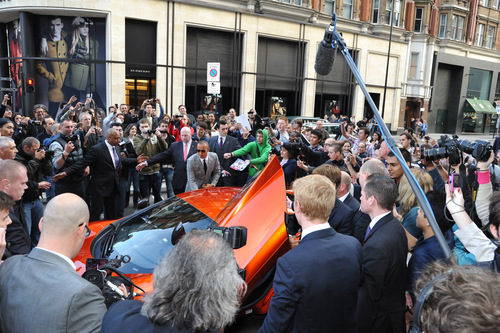 Los pilotos de McLaren se suben al MP4-12C