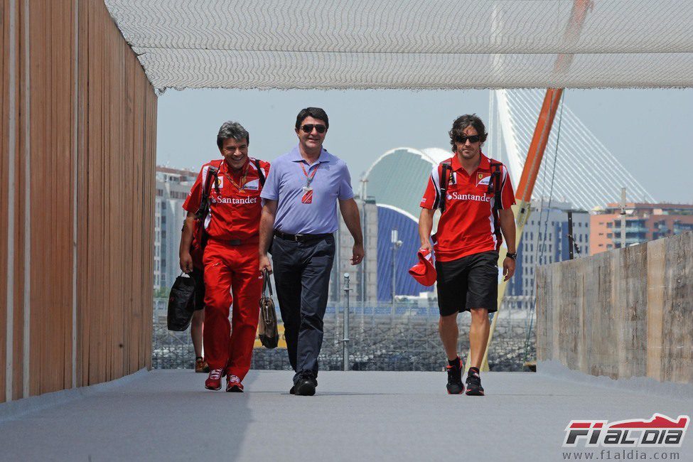 Fernando Alonso llega a Valencia acompañado de su mánager y su fisio