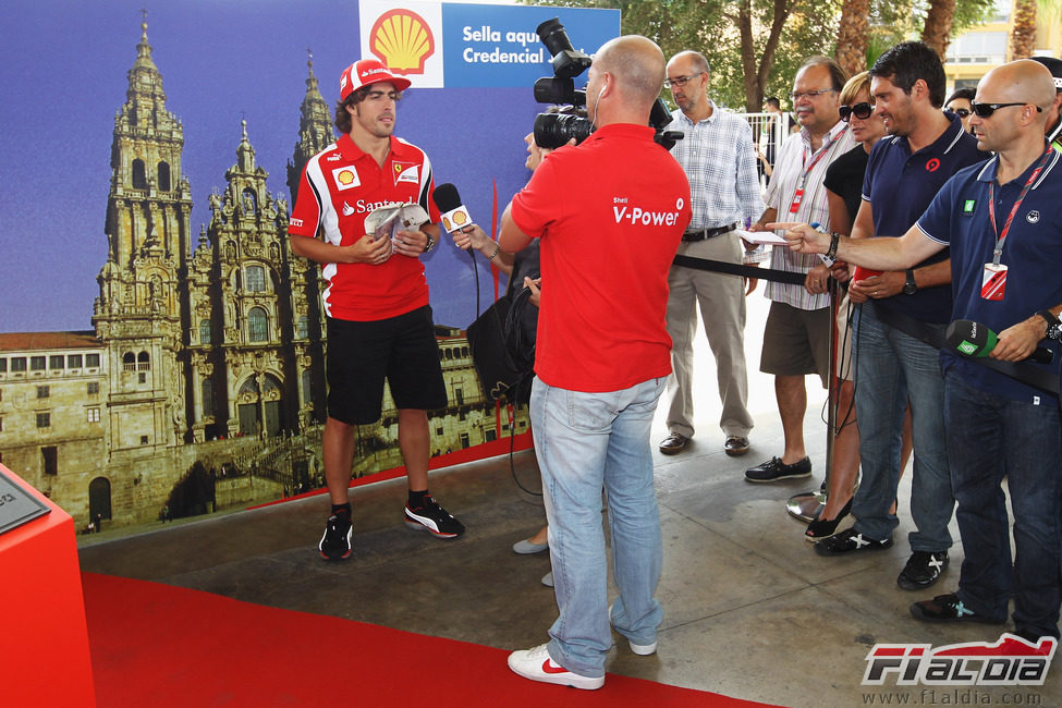 Alonso apoyando el Camino de Santiago