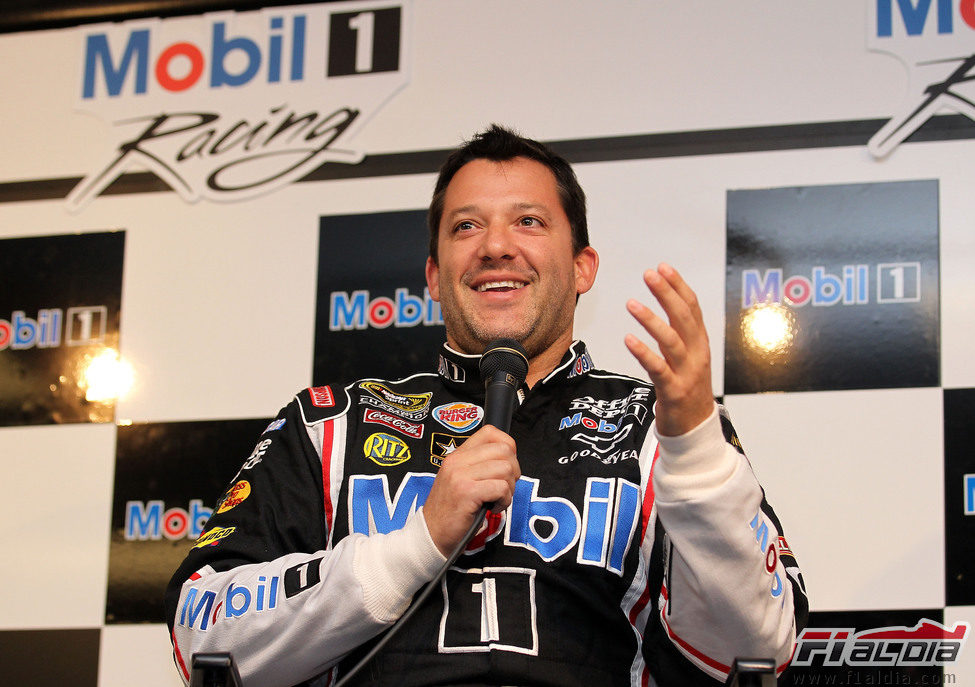 Tony Stewart habla para la prensa en Watkins Glen