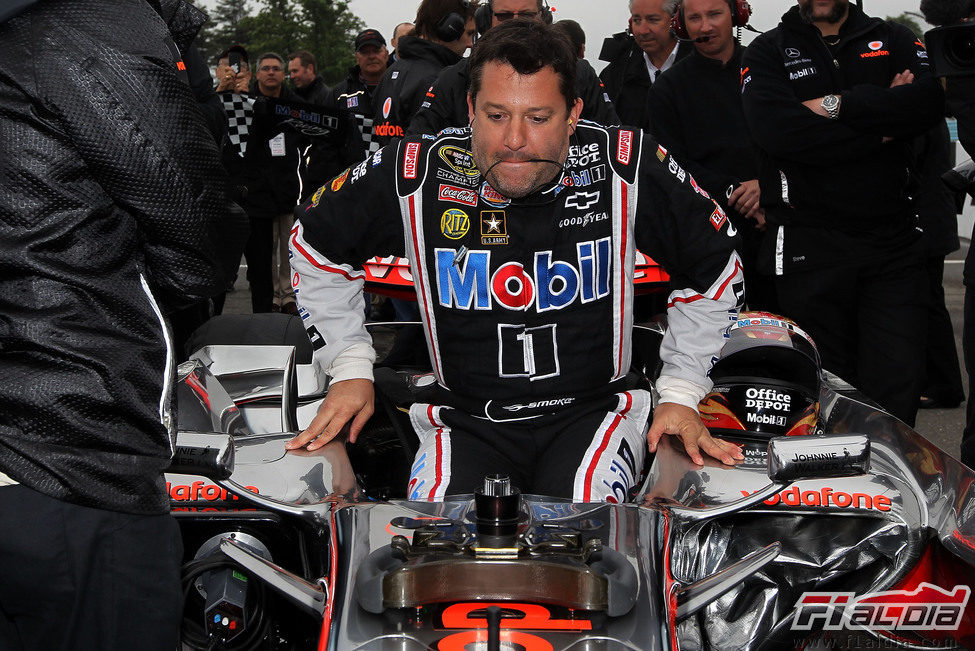 Tony Stewart se sienta en el MP4-23 en Watkins Glen