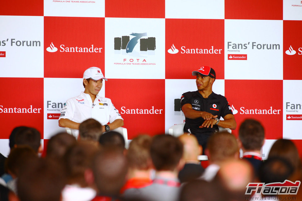 Kamui Kobayashi y Lewis Hamilton en el encuentro de la FOTA con los fans