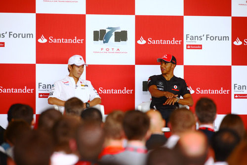 Kamui Kobayashi y Lewis Hamilton en el encuentro de la FOTA con los fans