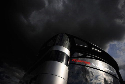 Nubes negras sobre el 'motorhome' de McLaren en Silverstone