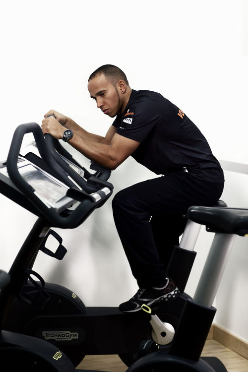 Lewis Hamilton se pone en forma en la bicicleta estática