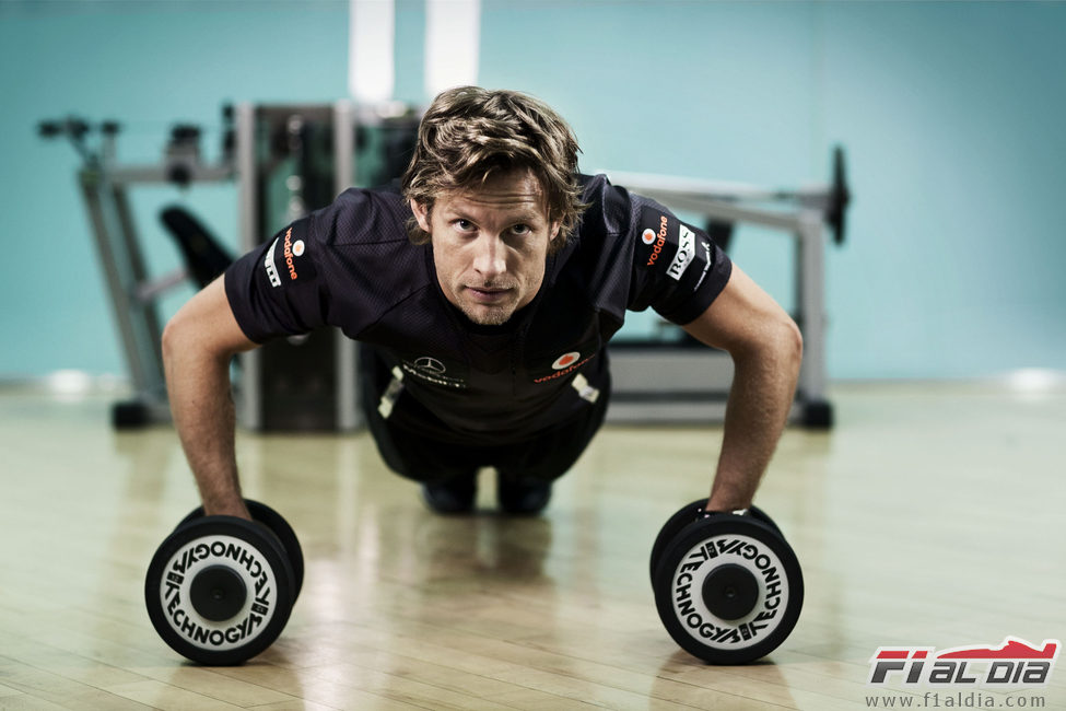 Flexiones para Button en el gimnasio de McLaren