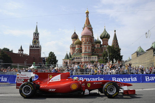 La plaza roja de Moscú es roja Ferrari por un día