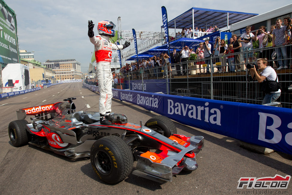 Jenson Button saluda a la afición rusa