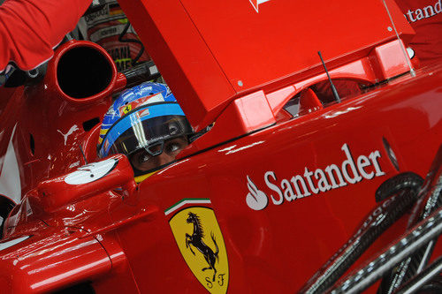 Alonso en su box en Alemania