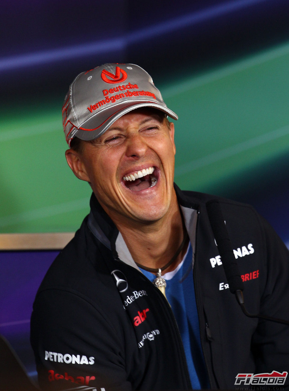 Michael Schumacher se parte de risa en la rueda de prensa de la FIA