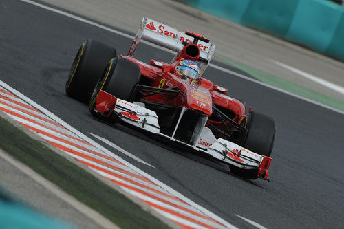 Fernando Alonso durante los entrenamientos libres del GP de Hungría 2011