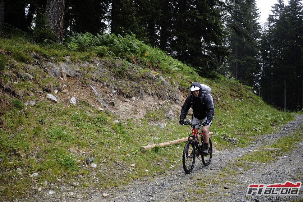 Domenicali en bicicleta en las montañas de Madonna di Campiglio