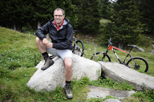 Stefano Domenicali posa sentado en una roca