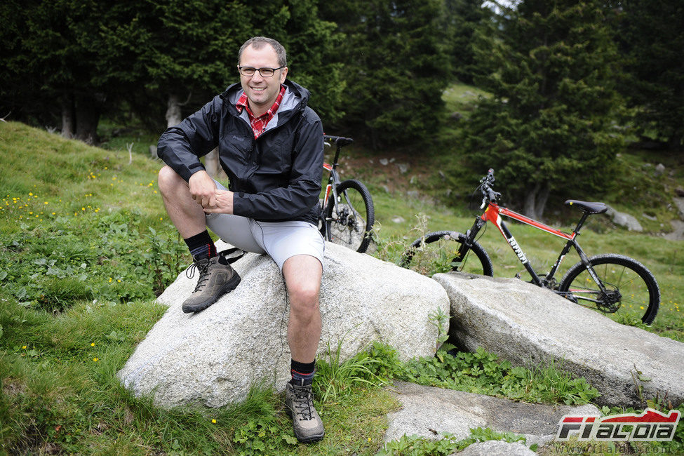 Stefano Domenicali posa sentado en una roca