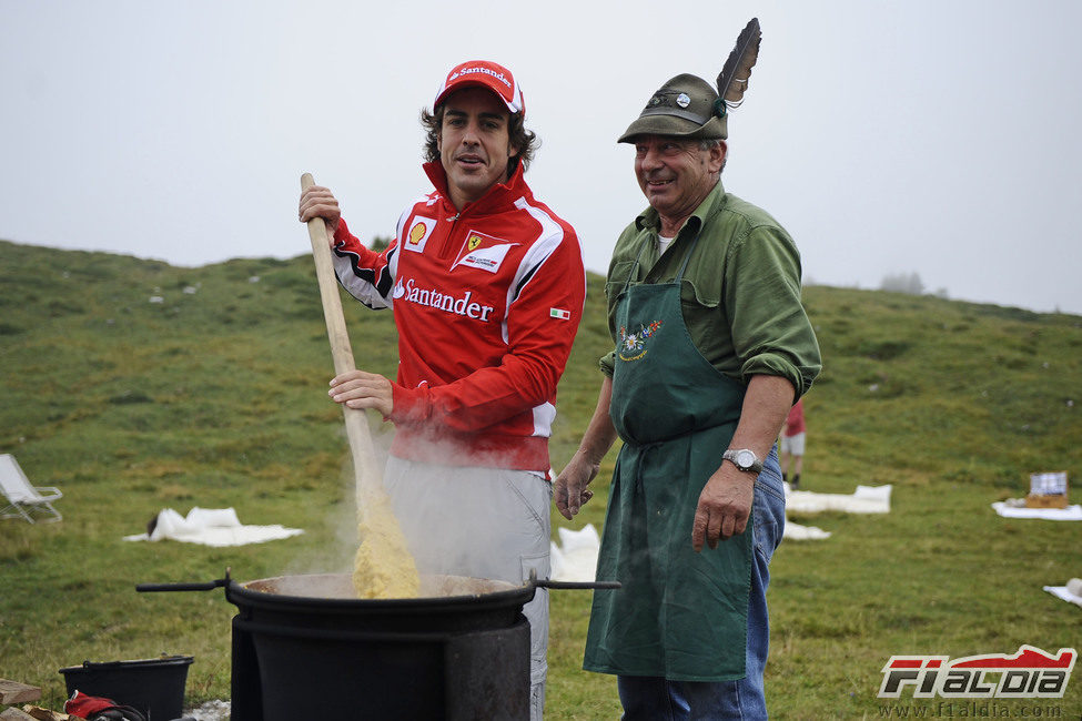 Fernando Alonso prepara un brebaje en el Wrooom Summer 2011