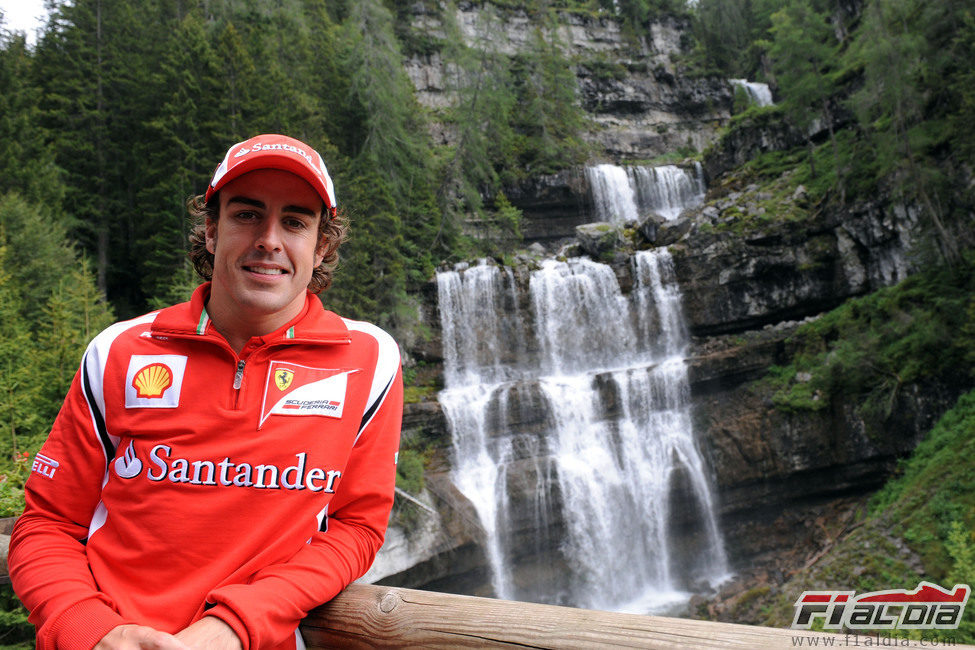 Fernando Alonso posa ante la cascada de Madonna di Campiglio