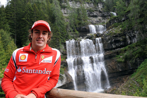 Fernando Alonso posa ante la cascada de Madonna di Campiglio