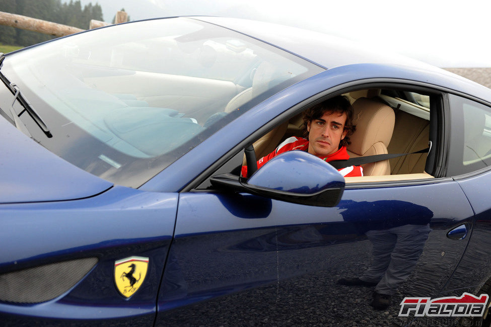 Fernando Alonso en su nuevo Ferrari FF azul