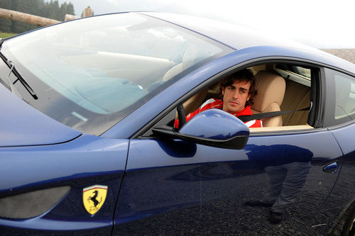 Fernando Alonso en su nuevo Ferrari FF azul