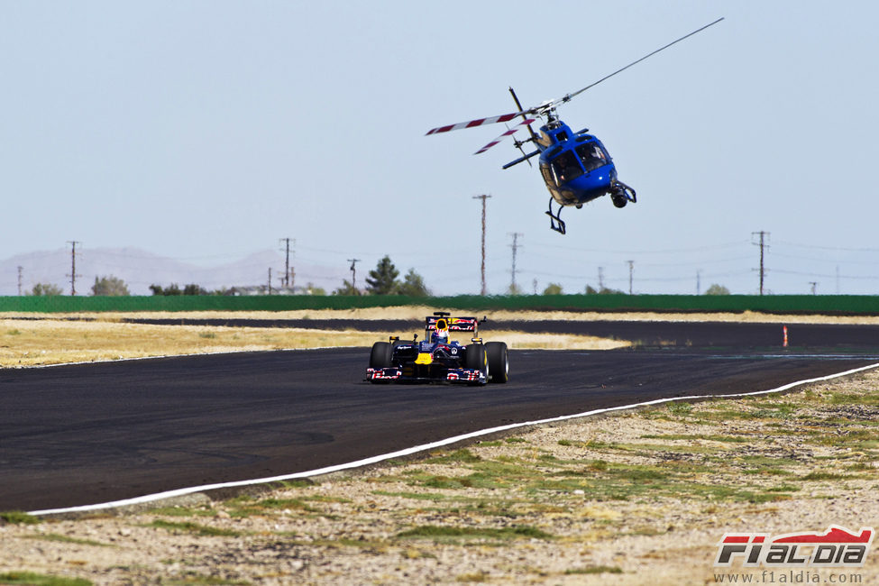 Un helicóptero persigue al Red Bull de Tom Cruise en Texas