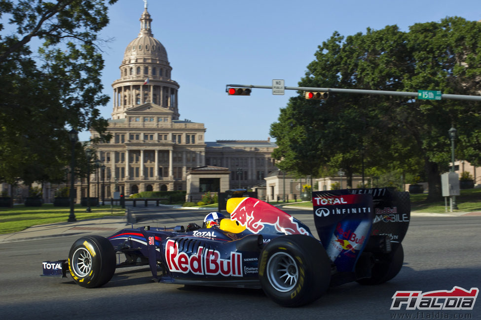 El RB5 pilotado por Coulthard frente al Parlamento de Austin