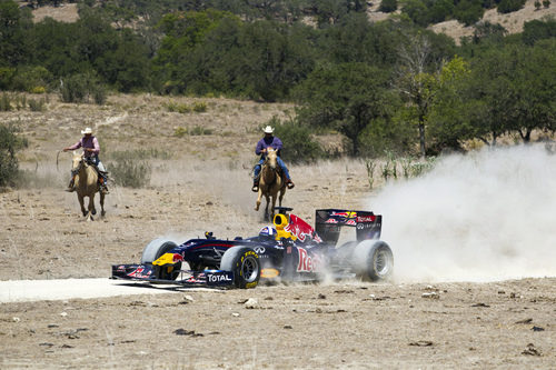 Los 'cowboys' persiguen al RB5 de Coulthard