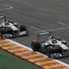 Los dos Mercedes luchan en la pista de Spa