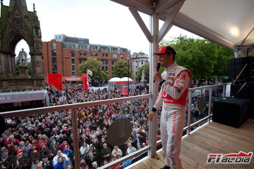 Jenson Button ante la multitud de Manchester