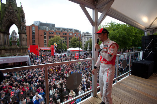 Jenson Button ante la multitud de Manchester