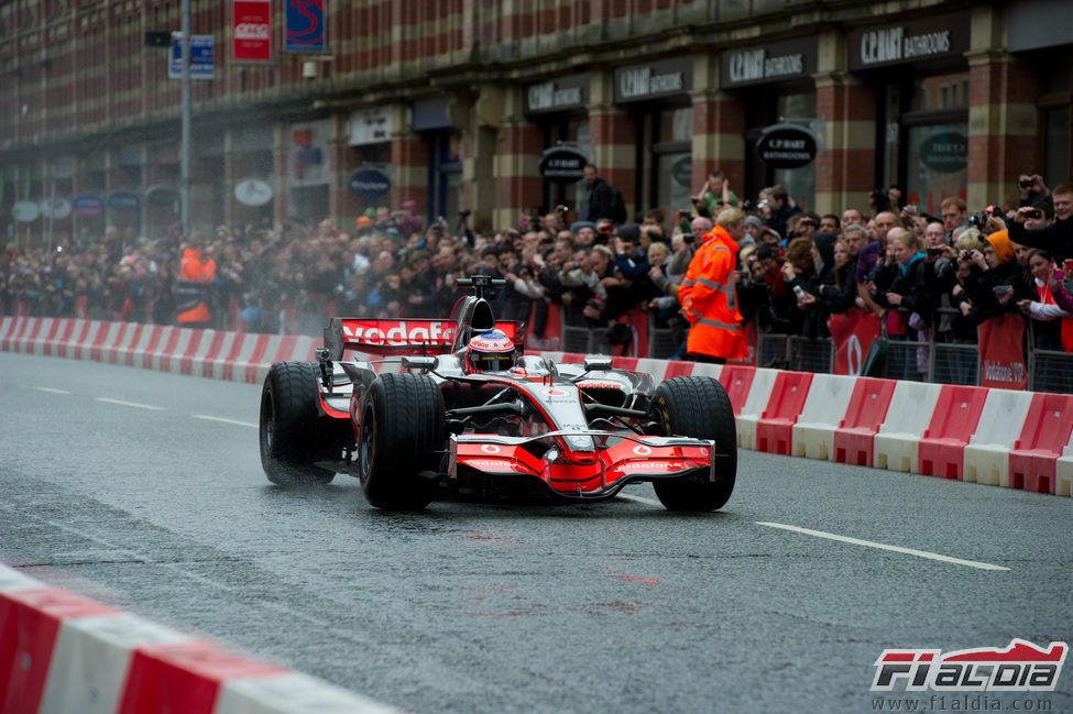 Jenson Button a los mandos del MP4-23 en Manchester