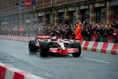 Jenson Button a los mandos del MP4-23 en Manchester