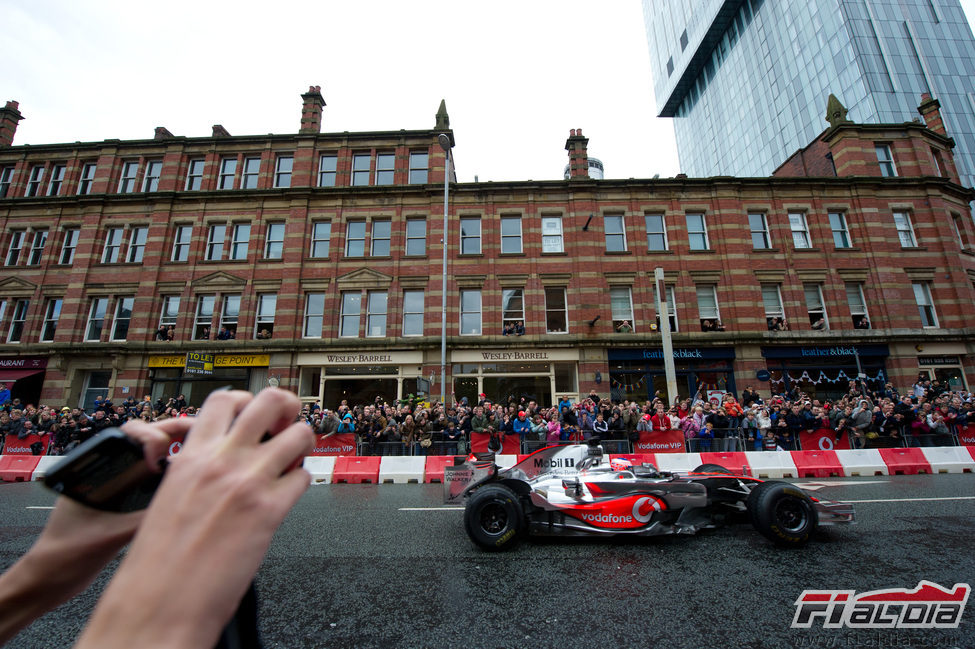 La gente de Manchester fotografía al McLaren de Button